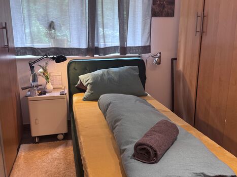 Kleiner Raum, bequemes Bett. Kleiner Raum, bequemes Bett.