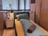 Kleiner Raum, bequemes Bett. Kleiner Raum, bequemes Bett.