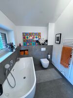 Badewanne zum Abtauchen, Dusche mit Bewegungsfreiheit. Badewanne zum Abtauchen, Dusche mit Bewegungsfreiheit.