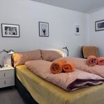 Zwei Personen – komplett ausgestattet & schlafbereit. Zwei Personen – komplett ausgestattet & schlafbereit.