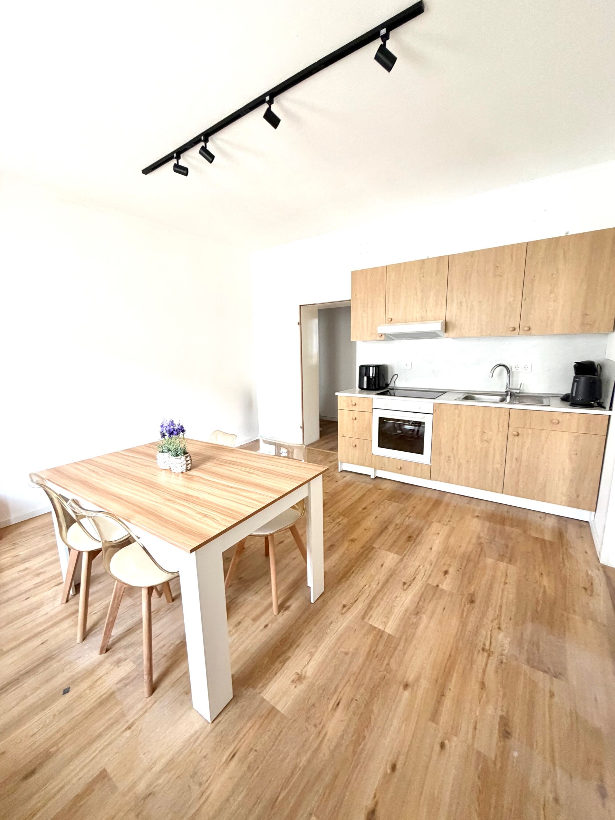 Vollausgestatte Küche mit E Geräte / Ofen Kochplatte Airfiyer Kaffemaschine Toaster und Wasserkocher Vollausgestatte Küche mit E Geräte / Ofen Kochplatte Airfiyer Kaffemaschine Toaster und Wasserkocher