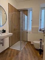 Moderne Regendusche mit Waschtrockner Moderne Regendusche mit Waschtrockner