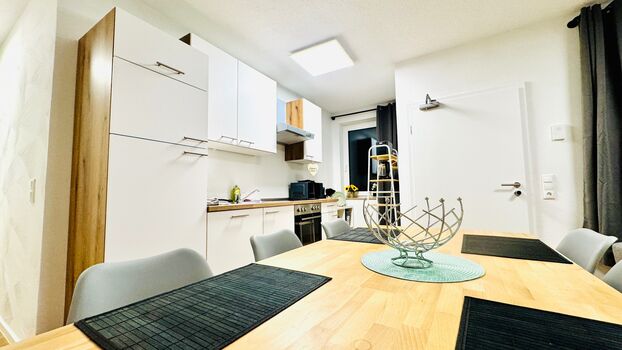 Einbauküche mit absoluter Vollausstattung + Esstisch bis 7 Personen Einbauküche mit absoluter Vollausstattung + Esstisch bis 7 Personen