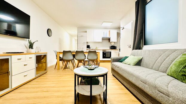 Wohnzimmer / Esszimmer bis 7 Personen mit TV und Schlafcouch Wohnzimmer / Esszimmer bis 7 Personen mit TV und Schlafcouch