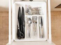 1. Schublade mit Besteck, Schneidemessern und Schere 1. Schublade mit Besteck, Schneidemessern und Schere