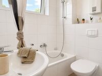 Ansicht Badezimmer zur Badewanne / Duschbereich Ansicht Badezimmer zur Badewanne / Duschbereich