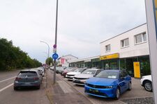 Parkmöglichkeiten entlang der Strasse Parkmöglichkeiten entlang der Strasse