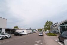 Parkmöglichkeiten entlang der Strasse Parkmöglichkeiten entlang der Strasse