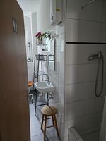 Gemeinsames Badezimmer wird von Fachpersonal gereinigt Gemeinsames Badezimmer wird von Fachpersonal gereinigt