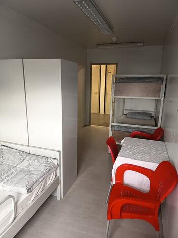 Möblierte Container-Zimmer mit 2–4 Betten zu vermieten – Für Obrázok 2 Möblierte Container-Zimmer mit 2–4 Betten zu vermieten – Für Obrázok 2