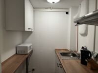 Gemeinschaftsküche mit Kühlschrank + Gefrierfach, Mikrowelle, Herd, Wasserkocher Gemeinschaftsküche mit Kühlschrank + Gefrierfach, Mikrowelle, Herd, Wasserkocher