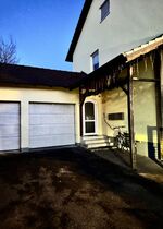 Hauseingang und Stellplatz Hauseingang und Stellplatz