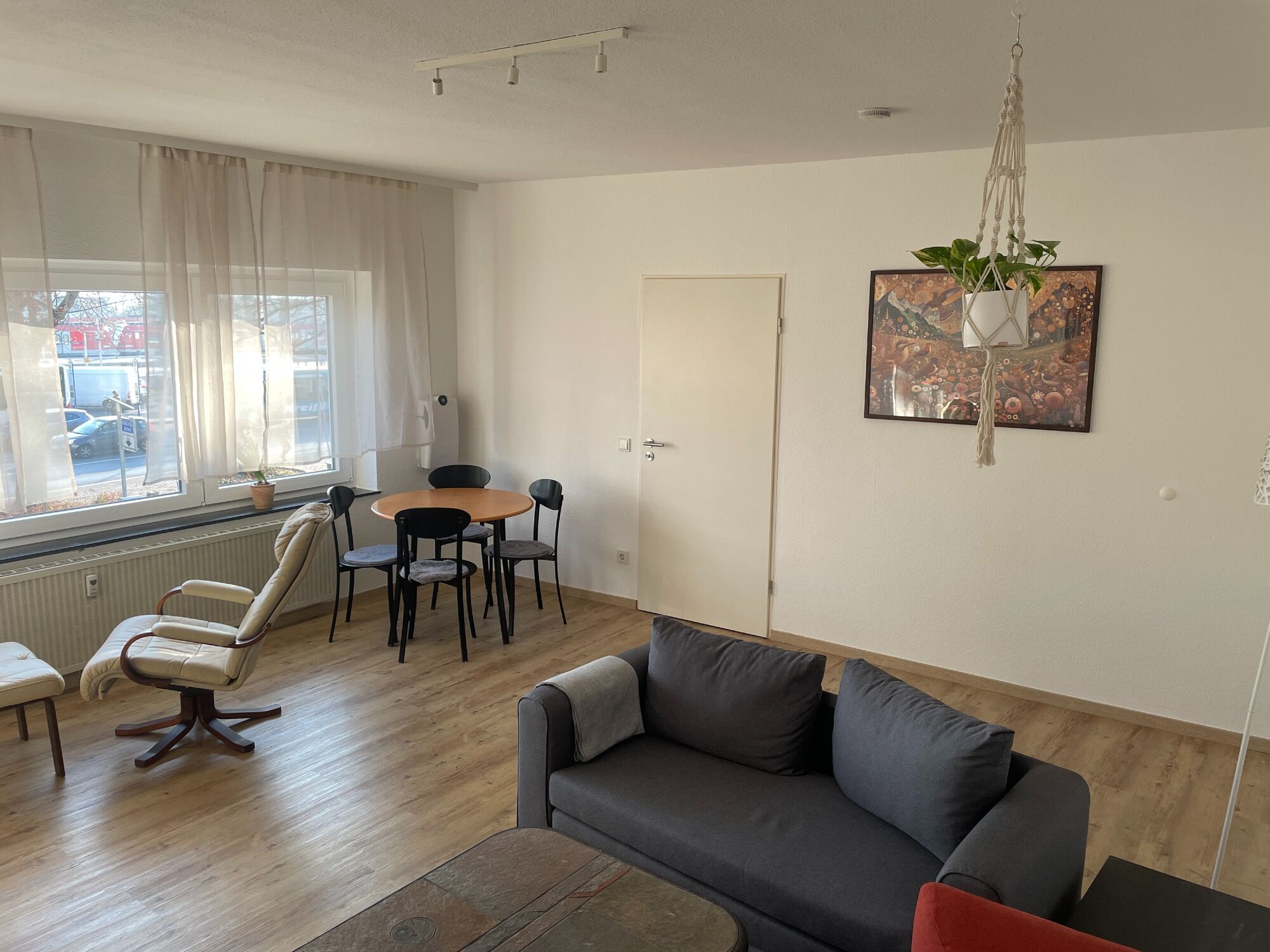 Helles Wohnzimmer mit Fernseher, gemütlicher Sitzecke und viel Tageslicht. Helles Wohnzimmer mit Fernseher, gemütlicher Sitzecke und viel Tageslicht.