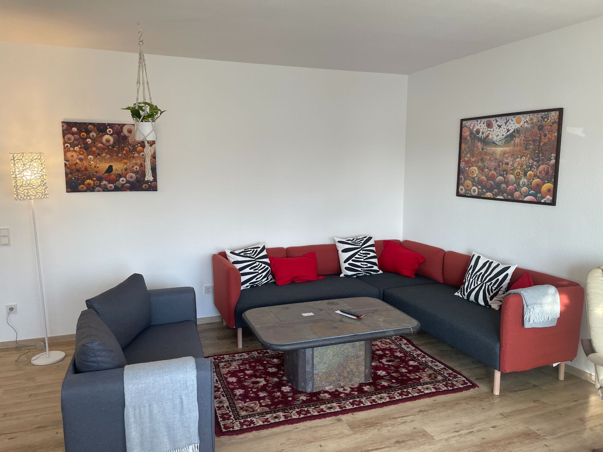 Gemütlicher Wohnbereich mit großer Couch und stilvoller Dekoration – perfekt zum Entspannen Gemütlicher Wohnbereich mit großer Couch und stilvoller Dekoration – perfekt zum Entspannen