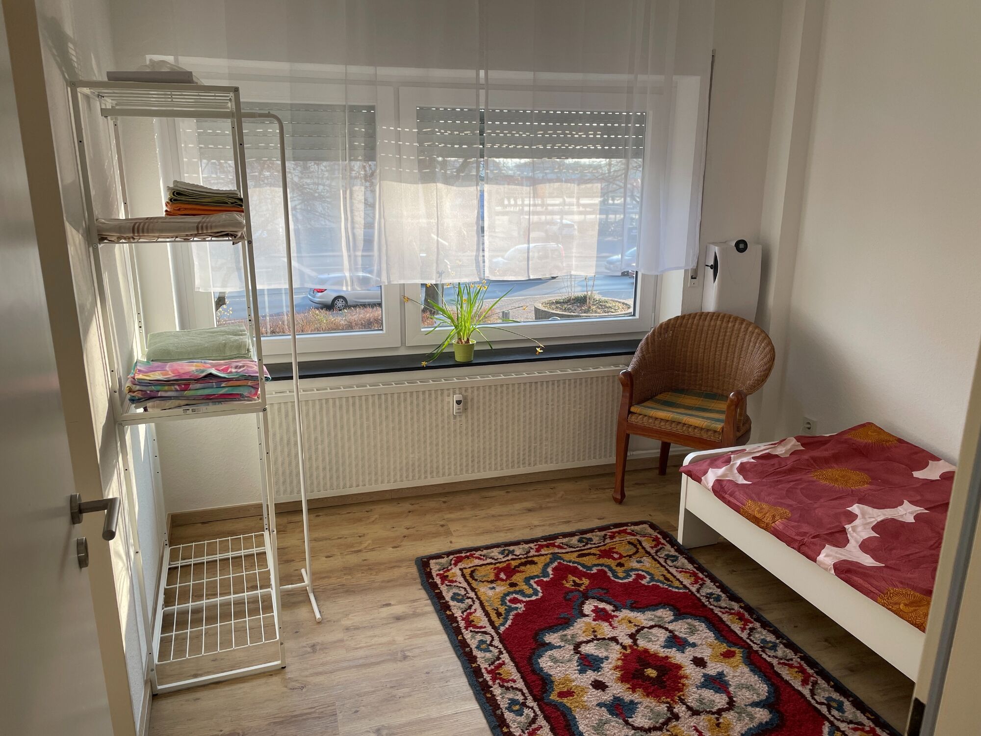 Einzelzimmer mit Stauraum, Sitzgelegenheit und viel Tageslicht – perfekt für einen längeren Aufenthalt. Einzelzimmer mit Stauraum, Sitzgelegenheit und viel Tageslicht – perfekt für einen längeren Aufenthalt.