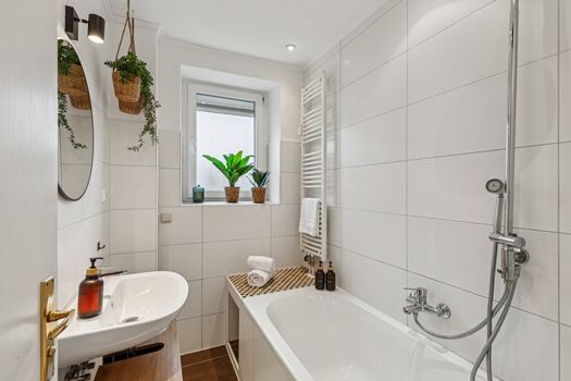 Badezimmer mit Badewanne oder Dusche Badezimmer mit Badewanne oder Dusche