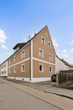 Aussenbereich mit großen Parkplatz Aussenbereich mit großen Parkplatz