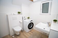 Badezimmer mit Waschmaschine Badezimmer mit Waschmaschine