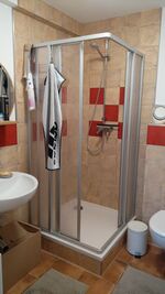 Bad 1 mit Dusche, WC und Waschbecken Bad 1 mit Dusche, WC und Waschbecken