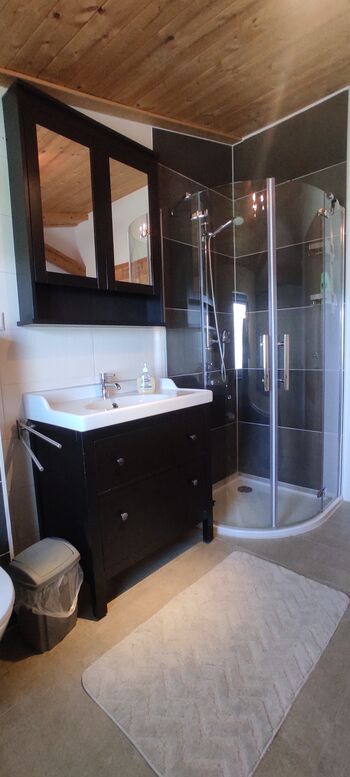 Bad mit Badewanne und Dusche Bad mit Badewanne und Dusche