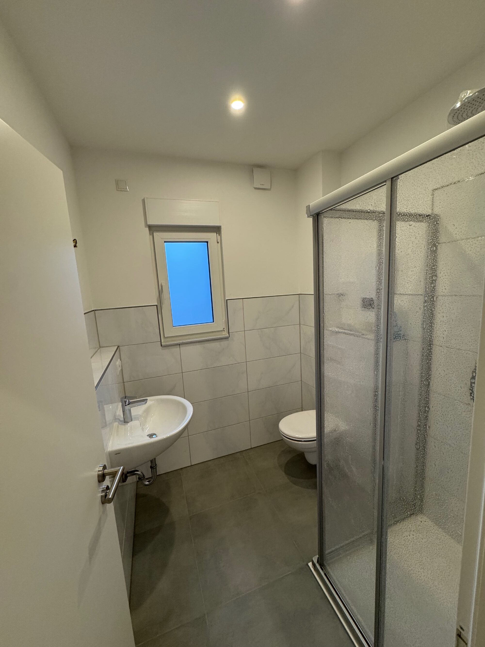 2 identische Bäder und ein weiteres im DG 2 identische Bäder und ein weiteres im DG