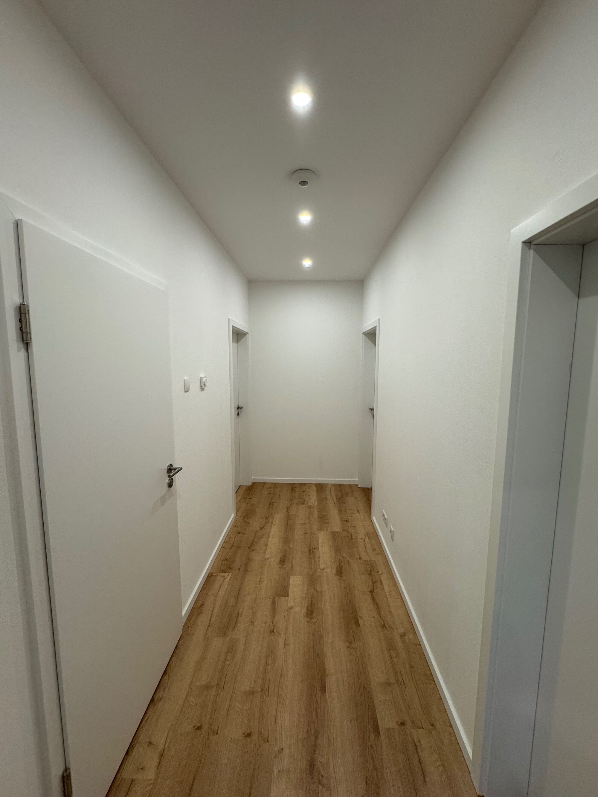 Große geräumige Flure, Dekoration und Schuhschränke kommen. Große geräumige Flure, Dekoration und Schuhschränke kommen.