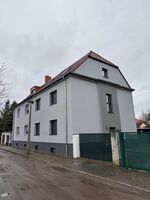 Blick von außen, Pflaster und Tor in Arbeit. Blick von außen, Pflaster und Tor in Arbeit.