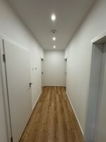 Große geräumige Flure, Dekoration und Schuhschränke kommen. Große geräumige Flure, Dekoration und Schuhschränke kommen.