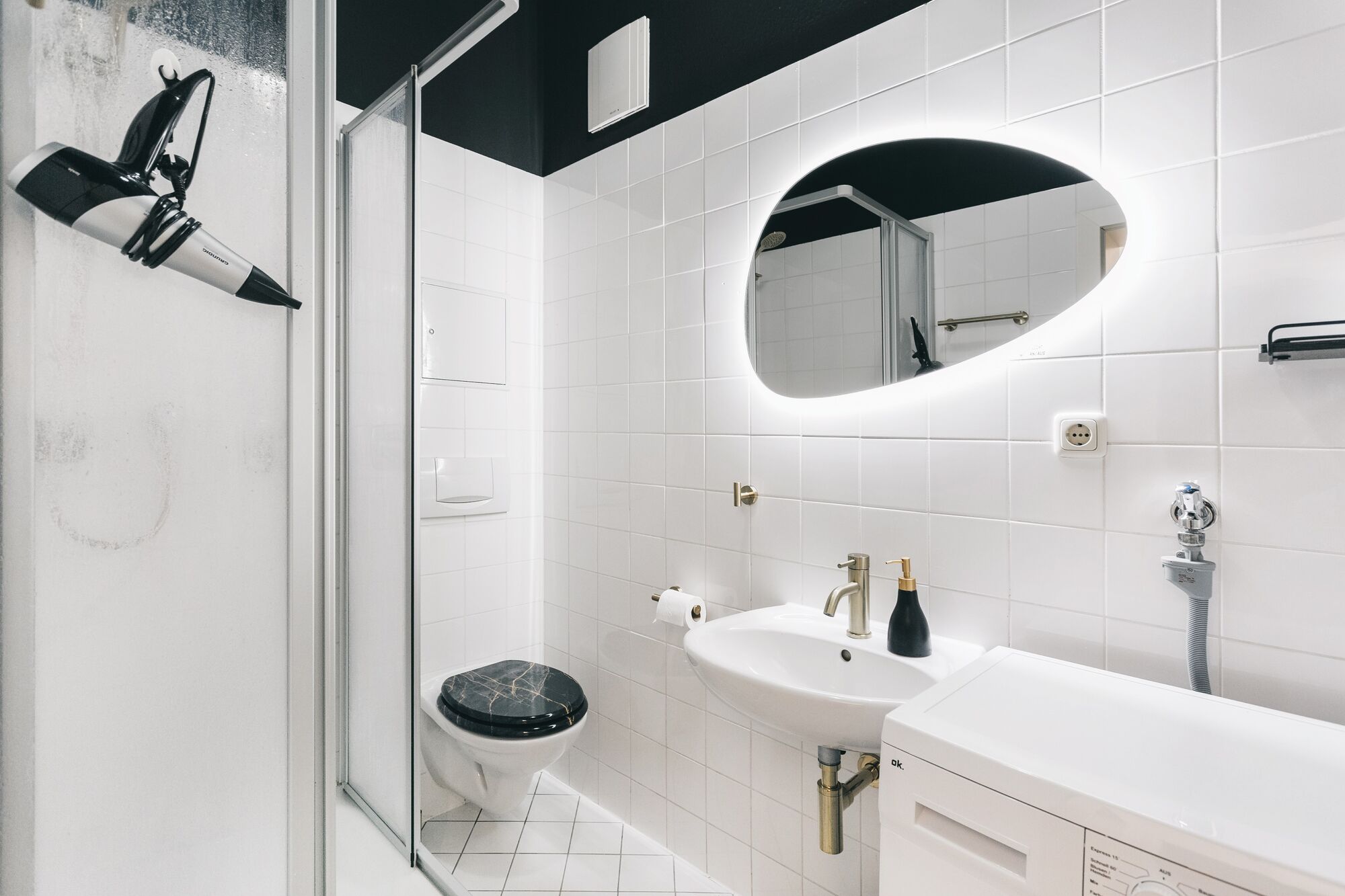 Bad mit Dusche & Waschmaschine Bad mit Dusche & Waschmaschine