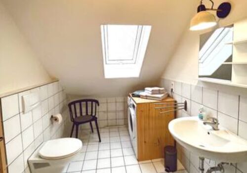 Badezimmer mit Waschmaschine und Dusche Badezimmer mit Waschmaschine und Dusche