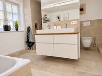 1. OG — Waschbecken und WC / Basin and toilet 1. OG — Waschbecken und WC / Basin and toilet
