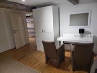 EG — Zimmer mit Schreibtisch / Room with desk EG — Zimmer mit Schreibtisch / Room with desk