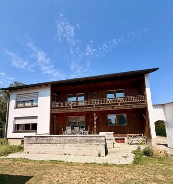 Idyllische Wohnung oder ganzes Haus mit Garten, Terasse und WIFI Idyllische Wohnung oder ganzes Haus mit Garten, Terasse und WIFI