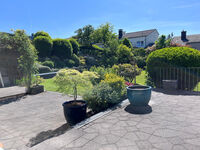 großzügige Terrasse in schöner Gartenanlage großzügige Terrasse in schöner Gartenanlage