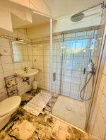 Neues Badezimmer mit Dusche Neues Badezimmer mit Dusche