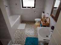 Bad mit Dusche und Badewanne Bad mit Dusche und Badewanne