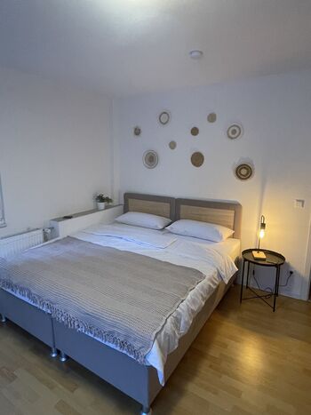 Wohnzimmer: Die hochwertigen Boxspringbetten können einzeln oder als Doppelbett gestellt werden. Wohnzimmer: Die hochwertigen Boxspringbetten können einzeln oder als Doppelbett gestellt werden.