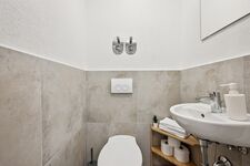 Separate Toilette für zusätzlichen Komfort und Privatsphäre. Separate Toilette für zusätzlichen Komfort und Privatsphäre.