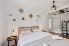 Schlafzimmer 1 mit hochwertigen Boxspringbetten, Nachttischen und einem offenen Kleiderschrank. Die Betten können wahlweise einzeln oder als komfortables Doppelbett gestellt werden. Schlafzimmer 1 mit hochwertigen Boxspringbetten, Nachttischen und einem offenen Kleiderschrank. Die Betten können wahlweise einzeln oder als komfortables Doppelbett gestellt werden.