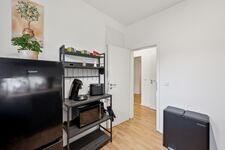 Voll ausgestattete, moderne Küche mit Kaffeemaschine, Toaster, Mikrowelle und großem Kühlschrank. Voll ausgestattete, moderne Küche mit Kaffeemaschine, Toaster, Mikrowelle und großem Kühlschrank.