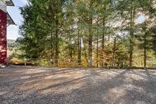 Großer Parkplatz mit ausreichend Platz für mehrere Fahrzeuge – auch größere Transporter oder LKWs können hier problemlos abgestellt werden. Großer Parkplatz mit ausreichend Platz für mehrere Fahrzeuge – auch größere Transporter oder LKWs können hier problemlos abgestellt werden.