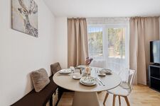 Moderner Esstisch mit gemütlicher Sitzbank und Stühlen – bietet ausreichend Platz für bis zu 6 Personen. Moderner Esstisch mit gemütlicher Sitzbank und Stühlen – bietet ausreichend Platz für bis zu 6 Personen.