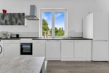 Voll ausgestattete Einbauküche mit Kochutensilien Voll ausgestattete Einbauküche mit Kochutensilien