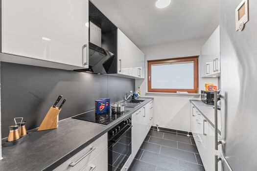 Voll ausgestattete Küche mit Herd, Backofen, sehr großem Kühlschrank und Arbeitsfläche. Voll ausgestattete Küche mit Herd, Backofen, sehr großem Kühlschrank und Arbeitsfläche.