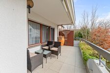 Großer Südbalkon mit Sitzmöbeln und Rauchermöglichkeit. Großer Südbalkon mit Sitzmöbeln und Rauchermöglichkeit.