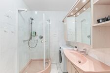 Modernes Badezimmer mit breiter Dusche und großem Waschbecken. Modernes Badezimmer mit breiter Dusche und großem Waschbecken.