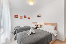 Schlafzimmer 2 mit zwei hochwertigen Boxspringbetten. Die Betten können wahlweise einzeln oder als komfortables Doppelbett gestellt werden. Schlafzimmer 2 mit zwei hochwertigen Boxspringbetten. Die Betten können wahlweise einzeln oder als komfortables Doppelbett gestellt werden.