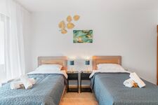 Schlafzimmer 1 mit zwei hochwertigen Boxspringbetten. Die Betten können wahlweise einzeln oder als komfortables Doppelbett gestellt werden. Schlafzimmer 1 mit zwei hochwertigen Boxspringbetten. Die Betten können wahlweise einzeln oder als komfortables Doppelbett gestellt werden.