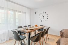 Großer Esstisch mit Sitzplätzen für bis zu 8 Personen, hell und freundlich eingerichtet. Großer Esstisch mit Sitzplätzen für bis zu 8 Personen, hell und freundlich eingerichtet.