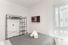 Schlafzimmer 2 mit zwei Boxspringbetten, Smart-TV und Kleiderständern. Schlafzimmer 2 mit zwei Boxspringbetten, Smart-TV und Kleiderständern.